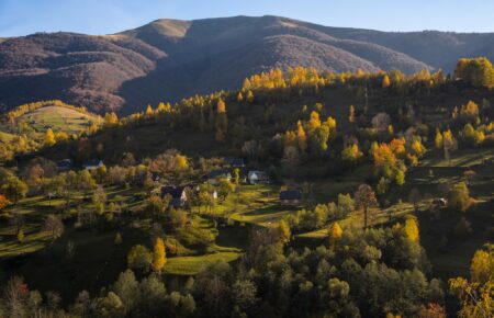 Оберіть чарівні краєвиди,  золота осінь в Карпатах – над селом Колочава у цей період року дивовижна своїм розмаїттям кольорів та красою. 