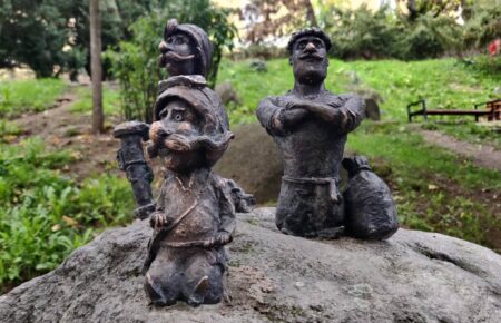 Міні скульптура "Козаки" стала ще одним символом Ужгорода, її розмістили в самому центрі міста, у сквері-альпінарії, що на Жупанатській площі.