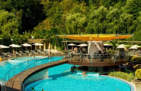 Готелі Закарпаття із термальними басейнами – окрема категорія курортів. Відкриті басейни працюють цілий рік.