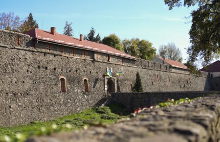 Ужгородський замок пропонує ще більше цікавих можливостей для гостей, дозволить туристам вдягати обладунки та брати в руки меч.