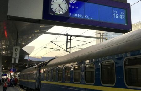 Поїзд Відень - Київ, квиток від 87 євро, у дорозі поїзд майже 26 годин, зупинки у містах Будапешт, Чоп, Львів.