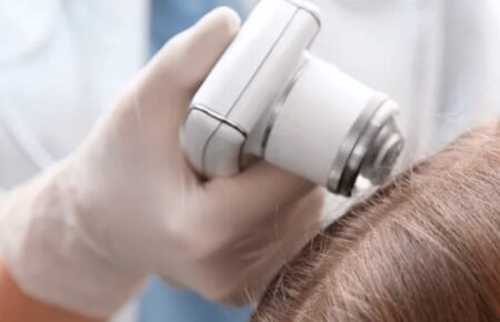 Доктор трихолог занимается лечением заболеваний волос и кожи головы. К нему обращаются при чрезмерном выпадении волос, появлении ранней седины, ломкости и пр. патологиях.