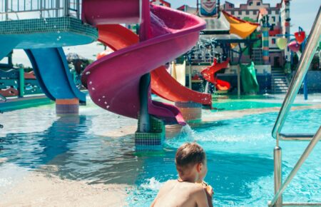 Аквапарк Європа Чоп - це ідеальне місце для відпочинку та розваг для всієї родини за 30 км від Ужгорода, відкриті басейни, лежаки.