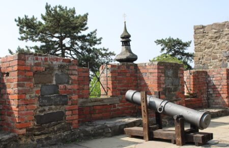 На території Ужгородському замку відкрито нову фото зону, яка покликана продемонструвати туристам та відвідувачам замку минуле, розповісти про роль бастіону у обороні замку.