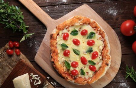 Історія походження піци овіяна багатьма міфами та легендами. Навіть етимологію слова не встановлено точно. Згідно з першим варіантом, «pizza» походить від грецької «pitta», тобто коржик.