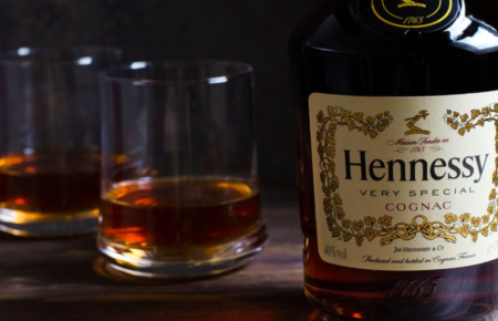Hennessy является одним из самых известных и престижных брендов коньяка, который завоевал мировое признание своими уникальными качествами и богатством вкуса.
