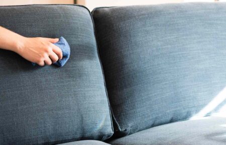 Чистка диванов – это ключевая процедура по созданию уюта и поддержки высокого уровня чистоты и гигиены в вашем доме. Соответственно, чистка дивана на регулярной основе будет способствовать устранению с его поверхности.