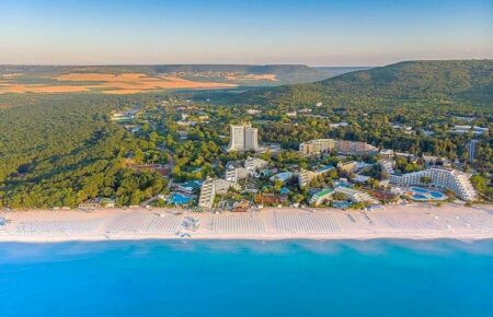 Як вигідно відпочити в Болгарії? Найпопулярніші для відпочинку з дітьми – Варна, Золоті піски, Обзор, Поморьє. Тут десятки пляжів із Блакитними прапорами.