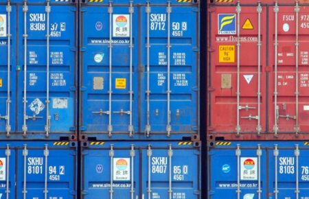 Стоимость доставки контейнера из Китая в Украину зависит от нескольких факторов, включая расстояние, вид транспорта, размер и тип контейнера, тарифы и дополнительные сборы, а также таможенные пошлины и налоги.