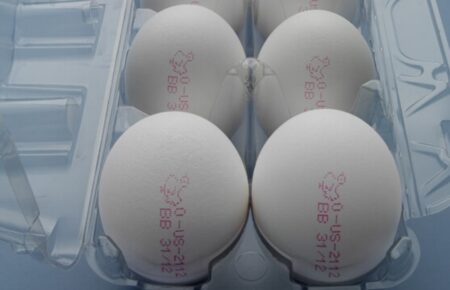 Маркування яєць - це один з обов’язкових етапів виробництва, який передбачає нанесення на продукт інформації про категорію, термін придатності, виробника.