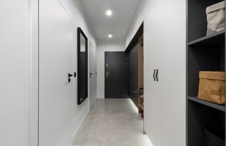 Правильний вибір міжкімнатних дверей включає в себе аналіз потреб приміщення, розгляд різноманітних дизайнів та матеріалів.