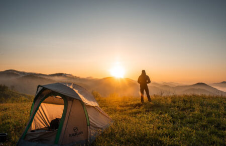 Романтика похода в горы и ночевки в палатке - это та неописуемая связь с природой, что пробуждает в нас дух приключений.