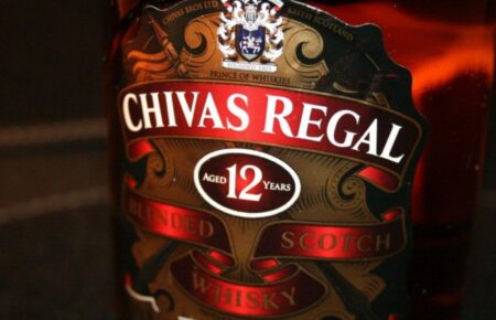 Существует несколько способов определить подлинность виски. Во-первых, прежде чем заказать Chivas Regal в интернет-магазине, проверьте репутацию продавца. Покупайте алкоголь только у проверенного поставщика.
