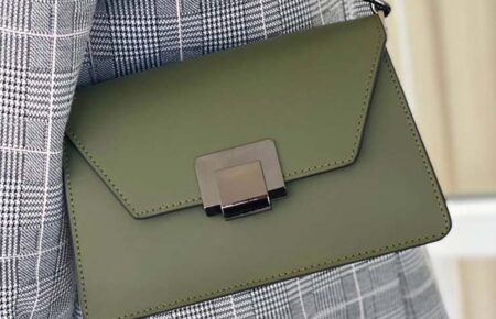Жіноча сумка зеленого кольору – чудова можливість додати у свій образ яскравих фарб, адже таке забарвлення асоціюється з гармонією.