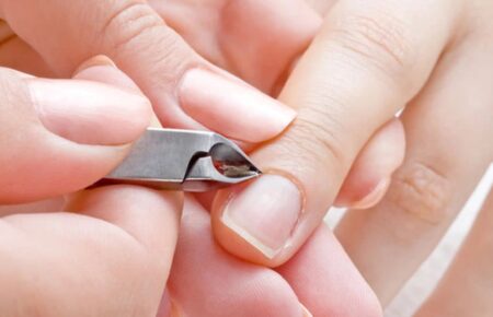 Догляд за нігтями, особливо під час подорожей, може вимагати додаткових зусиль, але він важливий для підтримки вишуканого вигляду манікюру.