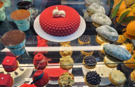 В Ужгороді, де історія переплітається з гастрономічними традиціями, нова крамниця "Cake to go" відкрила двері до світу безмежного задоволення та солодких емоцій.