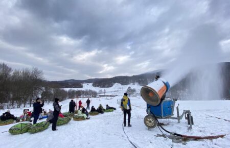 Відчуйте адреналін та безмежну радість з тюбінгу Термачув – ідеальний зимовий відпочинок, відновлення сил та розвага в горах, за 45 км від Ужгорода.