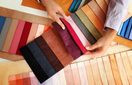 Чтобы выбрать подходящий вариант из ассортимента с различными фактурными и цветовыми сочетаниями, обращать внимание нужно на характеристики ткани.