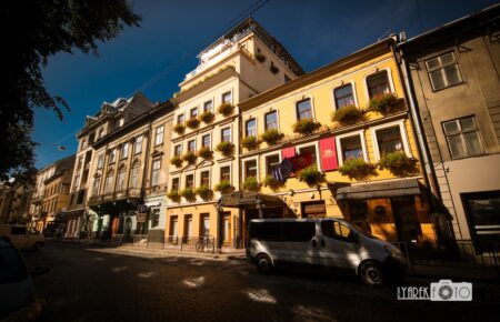 Львів завжди гостинно вітає приймає у себе туристів, а готель "Швейцарський" стає ключем до бездоганного та стильного перебування у цьому чарівному місті.