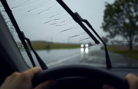 Условия дорожного движения могут быть непредсказуемыми, особенно в непогоду, когда осадки, грязь и снег могут существенно ограничивать видимость водителя.