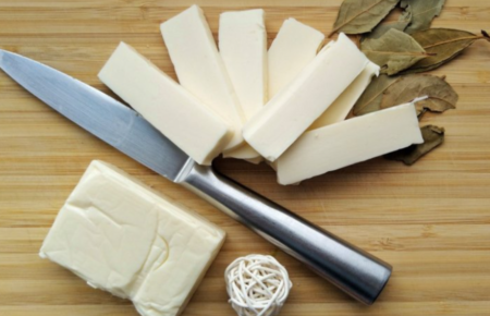Плавлений сир займає особливе місце в серцях багатьох гурманів завдяки своїй унікальній текстурі, смаку та здатності поєднуватися з різноманітними стравами.