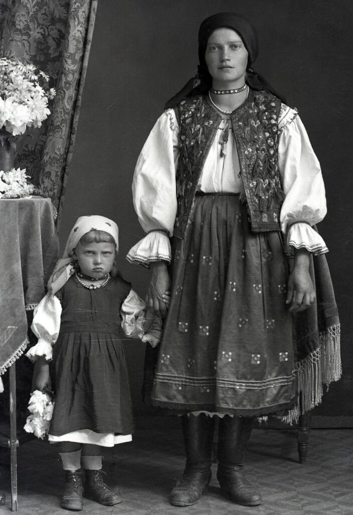 Жінка з дитиною Нижня Апша