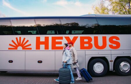 Сьогодні автобусні перевезення, такі як ті, що пропонує HeyBus, стають все більш привабливими завдяки своїм численним перевагам.