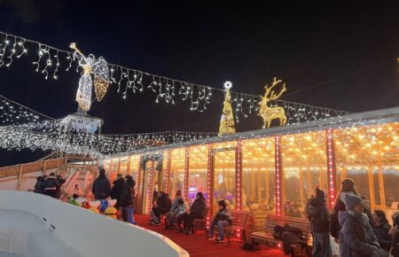 Ковзанка Боздош в Ужгороді, катання на ковзанах від 300 грн, ковзанка працює щодня з 10 години до 22 години, вигідне катання у будні та вихідні дні.