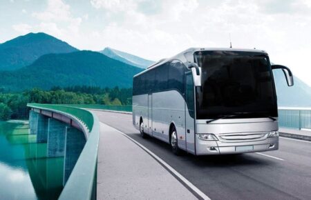 Автобус Одеса — Стамбул долає відстань приблизно 1080 км, а тривалість це 22 – 23 години без урахування затримок на кордонах. Сервіс Rubikon пропонує квитки на прямі рейси щодня або декілька разів на тиждень — без передоплати, з оплатою при посадці від 2800 грн, іноді до 4000 грн залежно від умов перевізника.
