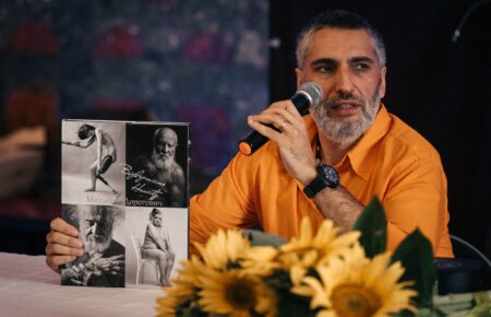 Відкрийте для себе фотоальбом «Відвертість» Михайла Дороговича — 150 зворушливих світлин, що розкривають багатогранність Закарпаття, його людей і культурну спадщину. Документ 26 років творчості, який формує уявлення про регіон.