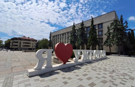 ЖК в Ужгороді: чи варто тут жити та купувати житло? Поради для тих, хто планує переїзд Інформація для тих, хто розглядає квартири в Ужгороді або планує переїзд. Хто купує житло, які райони найзручніші, рівень безпеки, медицина, освіта, транспорт, доступ до ЄС і практичні поради.