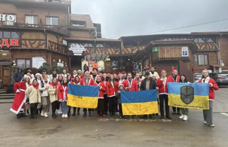 32-й рік поспіль Парад Миколайчиків дарує Закарпаттю свято добра, музики та єднання. Два маршрути, благодійні донати на підтримку ЗСУ, живі виступи Заслуженого академічного Закарпатського народного хору та Народного хору "Боржава" – дотик до культури та унікальна зимова традиція.