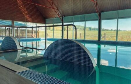 Солені басейни з гарячою водою, вхід від 100 грн. На відстані 28 км від Мукачево. Доступний відпочинок від 200 грн з особи.