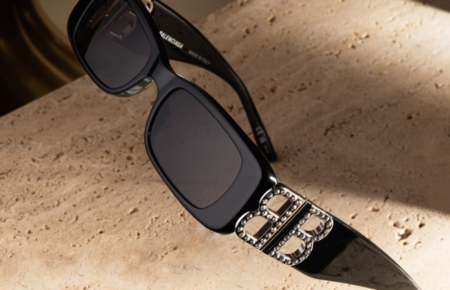 Независимо от того, покупаете ли вы сумку, кроссовки или одежду, важно знать, как проверить подлинность изделий Balenciaga.