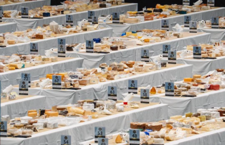 Сироварня “Мамин сир” із села Золотарьово отримала одразу дві бронзові нагороди — і це не просто успіх окремого виробника, а яскравий доказ того, що невеликі сільські сироварні здатні конкурувати з крафтовими гігантами Європи.