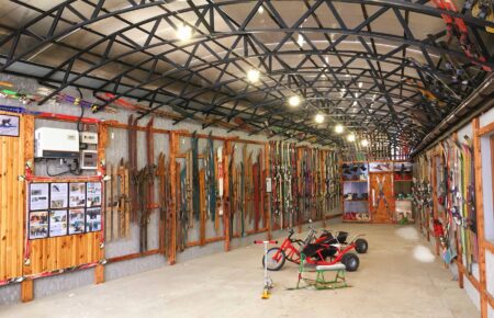 Новий Музей лиж у Пилипці це простір про історію гір, людей і руху, про те, як змінювалися лижі, спорядження, підходи до катання.