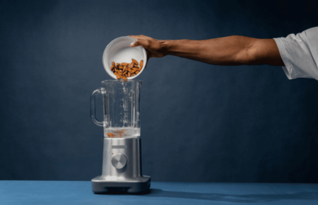 В основе работы блендера находится моторный блок. Он приводит в движение ножи, расположенные в чаше или на конце погружной насадки.