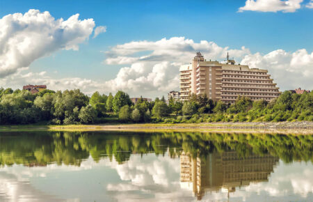 Трускавець 2026: Від радянської оздоровниці до європейського центру біохакінгу Відпочинок у Трускавці – це можливість на кілька тижнів вимкнути інформаційний шум, синхронізувати власні біоритми з природою та повернутися до активного життя з повним запасом енергії.