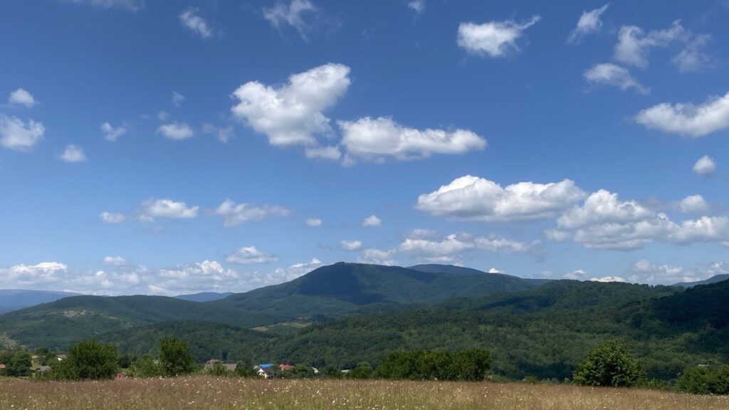 Навколо Поляни розташовані декілька маршрутів у гори