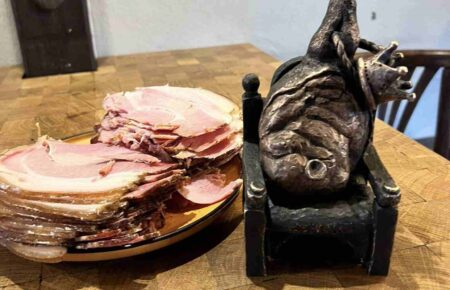 Шовдарь як ДНК: Чому подія в Перечині – це більше, ніж про їжу Дізнайтеся, як у корчмі «Підкова» в Перечин з’явилася нова міні-скульптура та чому 21 лютого стало офіційним Днем шовдаря на Закарпатті. Репортаж Турінформ Закарпаття.