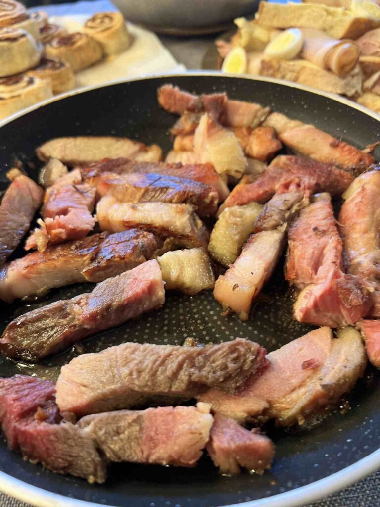 Скибки смаженого шовдаря, традиційна м’ясна страва Закарпаття