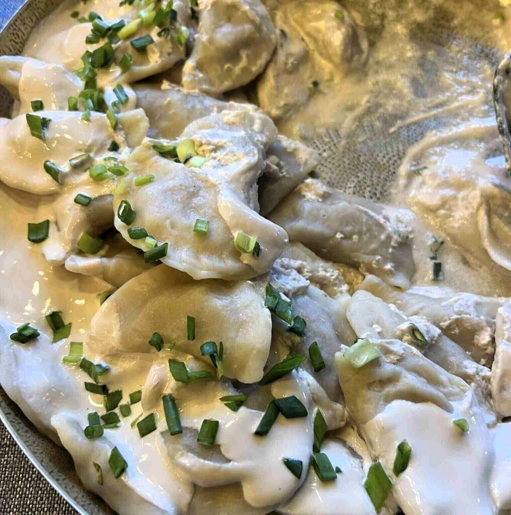 Вареники з шовдарем у вершковому соусі, традиційна страва Закарпаття