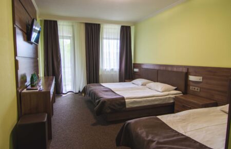 Шукаєте готелі у Поляні? Готель «Катерина» – ідеальне місце для сімейного відпочинку. Затишні номери, краєвиди на гори та домашній комфорт у серці Закарпаття. Бронюйте вже зараз!