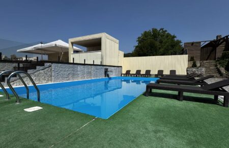 Поєднайте оздоровлення мінеральними водами Поляни з релаксом у СПА. Чан на дровах, відкритий басейн та масаж для вашого повного перезавантаження на Закарпатті. Відчуйте легкість!