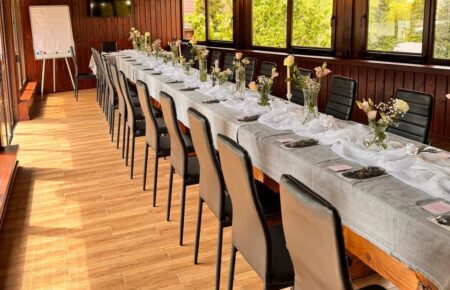 Конференція в серці Карпат: Як провести бізнес-подію, що надихає, у готелі «Катерина Готель Катерина пропонує конференц зал у Поляні, для організації діловою події, освітнього тренінгу, стратегічної наради. Тут вам запропонують оптимальні рішення.