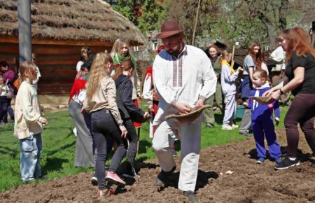 Відчуйте магію закарпатської традиції! 18 березня в Ужгородському скансені відбудеться реконструкція „Свята першої борозни“. Дізнайтеся секрети давніх обрядів та долучіться до засівання поля власноруч.