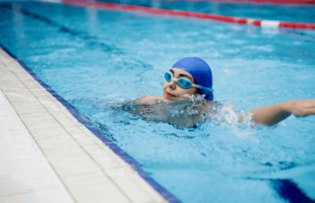 Бассейн во Львове: как выбрать идеальное место для тренировок и релакса Плавание справедливо называют одним из самых щадящих и в то же время эффективных видов физической нагрузки. Оно идеально подходит всем — от маленьких детей до людей.