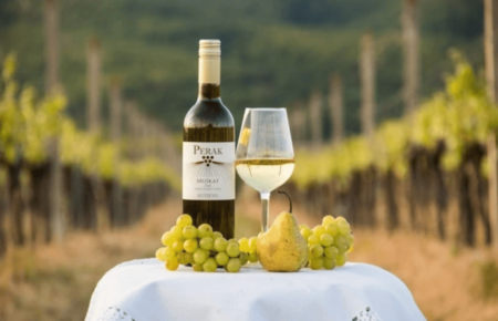 Неочевидные факты о белом вине, которые удивляют даже любителей Белое вино кажется простым и понятным напитком: налил, выпил, получил удовольствие. Но за этой кажущейся простотой скрываются детали, которые меняют отношение к бокалу в руке.