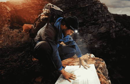 Снаряжение для походов: как выбрать автономный источник света для ночных стоянок и лесных маршрутов Правильно подобранный осветительный прибор позволяет не только уверенно ориентироваться на тропе, но и превращает бытовые задачи на стоянке – от установки палатки до приготовления ужина в простой и предсказуемый процесс.