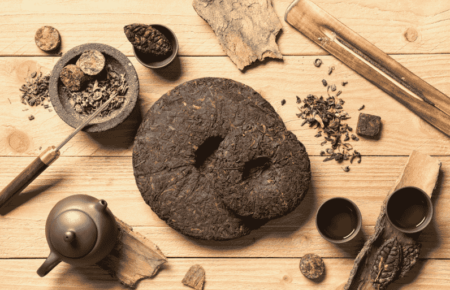 Як обрати пуер уперше: враховуйте тип чаю, форму, фасування та опис смаку, щоб перша чашка була вдалою і зрозумілою для новачка.